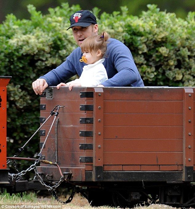 Hot daddy alert! Ο γνωστός ηθοποιός βγήκε για βόλτα με την κόρη του και τρέλανε τους fan του!