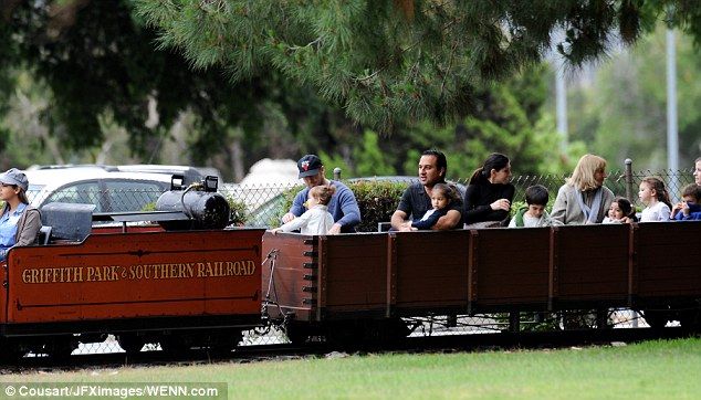 Hot daddy alert! Ο γνωστός ηθοποιός βγήκε για βόλτα με την κόρη του και τρέλανε τους fan του!