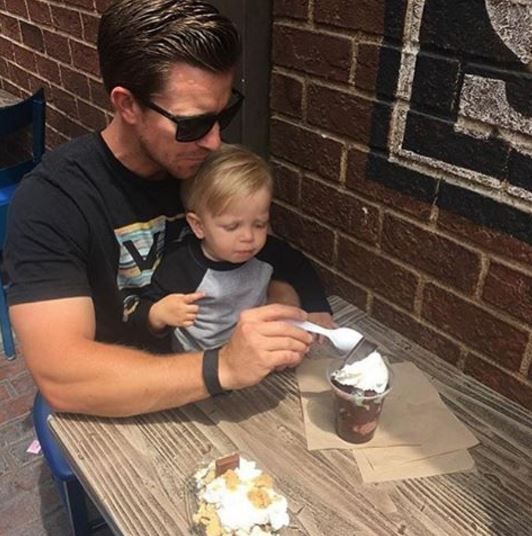 Ποιες MILFs; Οι DILFs της Disneyland είναι o νέος λογαριασμός στο Instagram που ακολουθούν οι γυναίκες