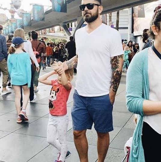 Ποιες MILFs; Οι DILFs της Disneyland είναι o νέος λογαριασμός στο Instagram που ακολουθούν οι γυναίκες