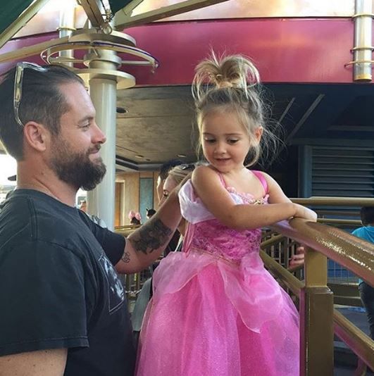 Ποιες MILFs; Οι DILFs της Disneyland είναι o νέος λογαριασμός στο Instagram που ακολουθούν οι γυναίκες