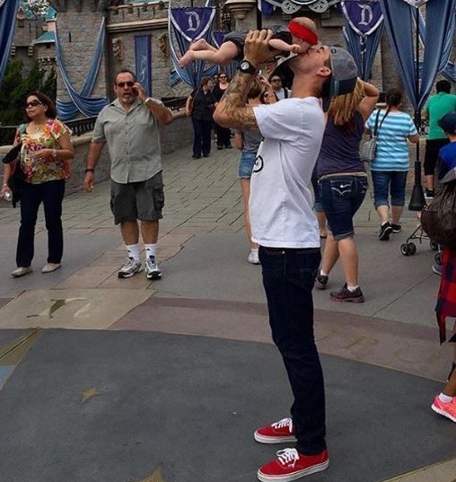 Ποιες MILFs; Οι DILFs της Disneyland είναι o νέος λογαριασμός στο Instagram που ακολουθούν οι γυναίκες