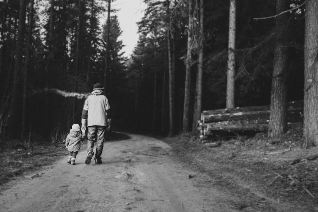 «Ο τέλειος παππούς»: Φωτογραφίες που δείχνουν πώς ακόμη και ένας παππούς μπορεί να τα καταφέρει καλά