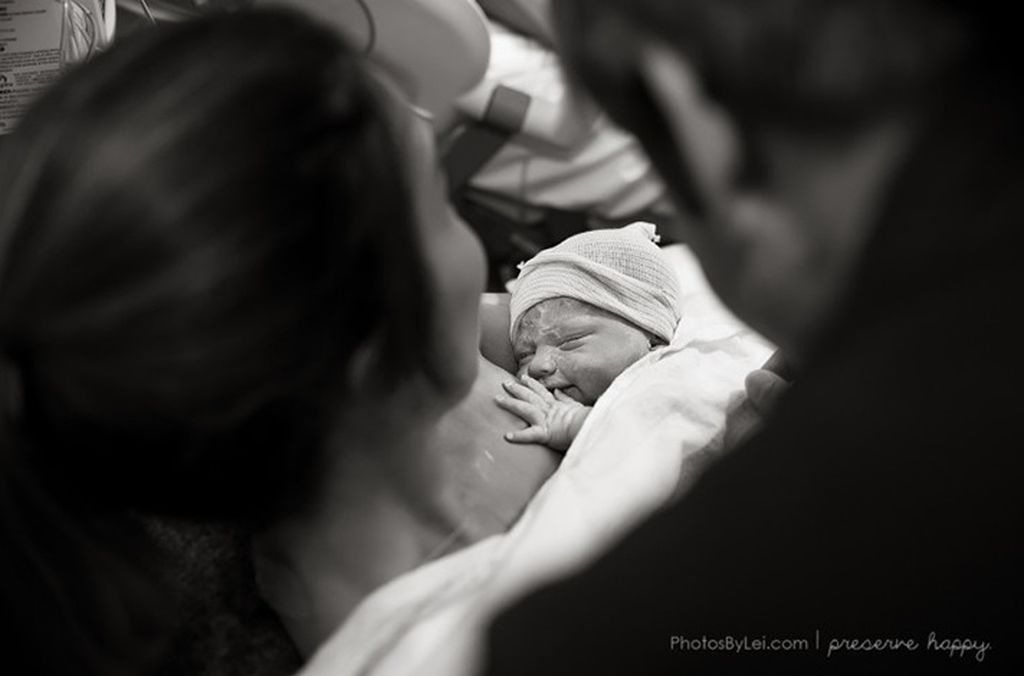 Παρένθετη μητέρα κυοφορούσε το παιδί της. Τώρα παρακολουθεί τη γέννησή του και ξεσπά σε κλάματα