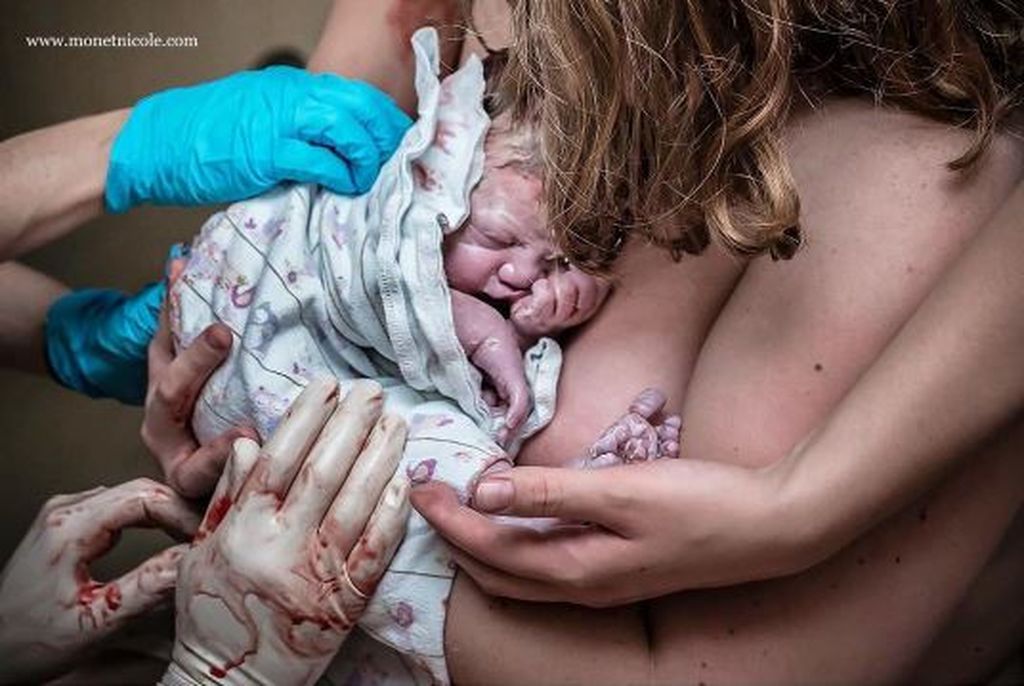 Φωτογραφίες που δείχνουν μωρά δευτερόλεπτα μετά τη γέννησή τους