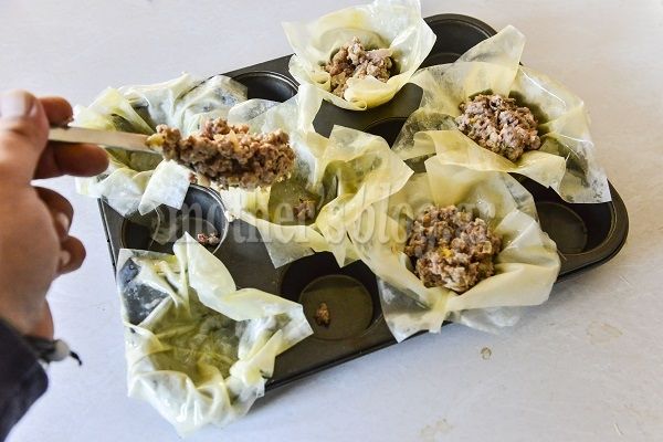 Ανοιχτά κρεατοπιτάκια με λουκάνικο και τυρί κρέμα από τον Γιώργο Γεράρδο