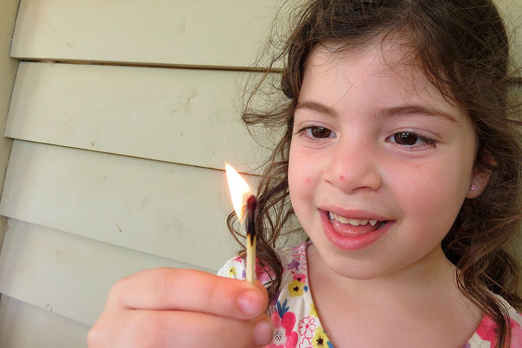 11. Πειραματίζονται με τα σπίρτα και τους αναπτήρες