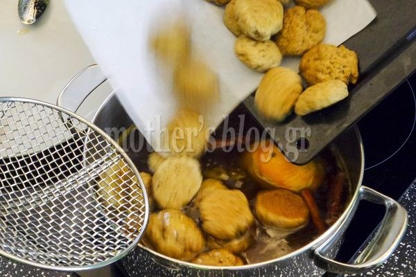 Παραδοσιακά μελομακάρονα και συμβουλές για απόλυτη επιτυχία από τον Γιώργο Γεράρδο