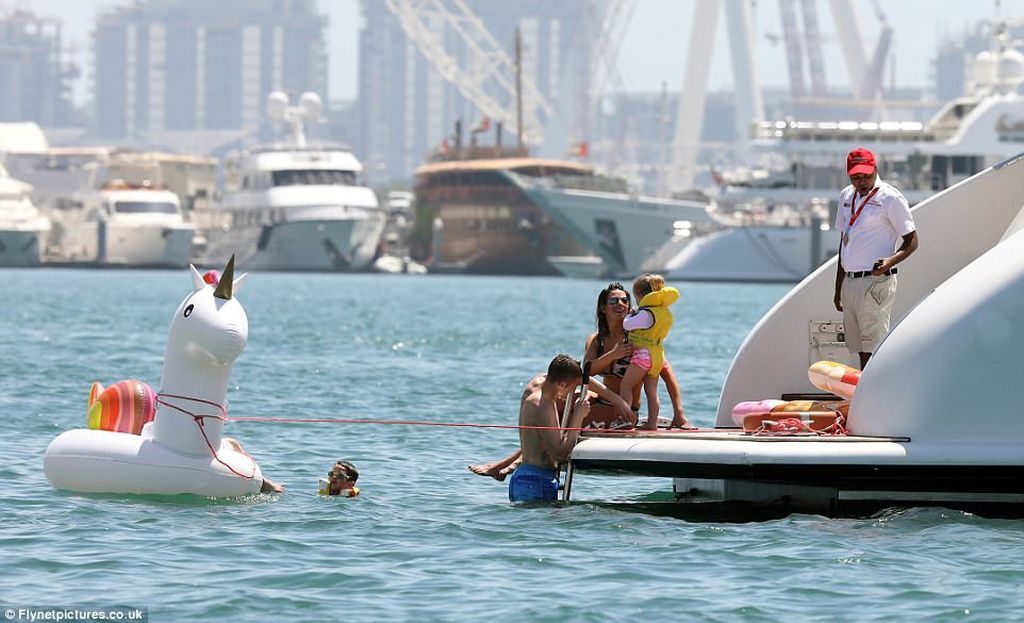 Αυτό είναι το κορμί της τέσσερις μήνες μετά τη γέννηση του γιου της