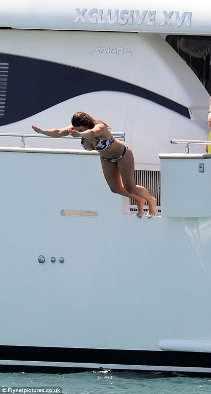 Αυτό είναι το κορμί της τέσσερις μήνες μετά τη γέννηση του γιου της