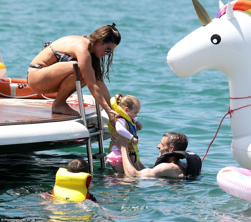 Αυτό είναι το κορμί της τέσσερις μήνες μετά τη γέννηση του γιου της