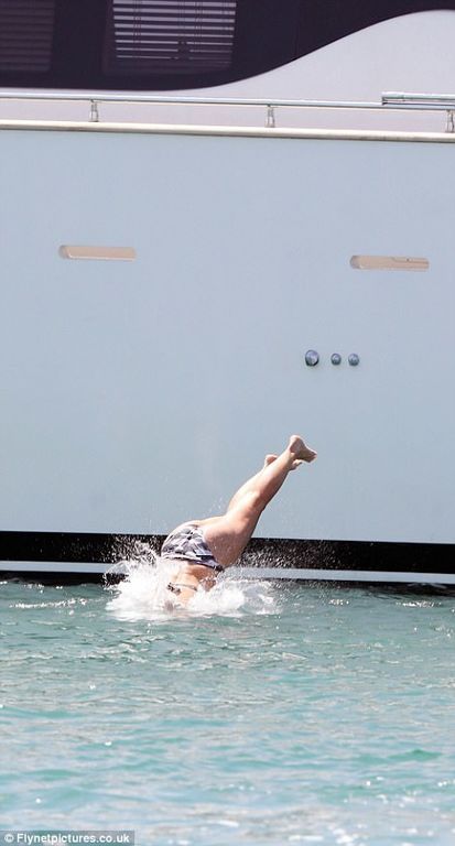 Αυτό είναι το κορμί της τέσσερις μήνες μετά τη γέννηση του γιου της