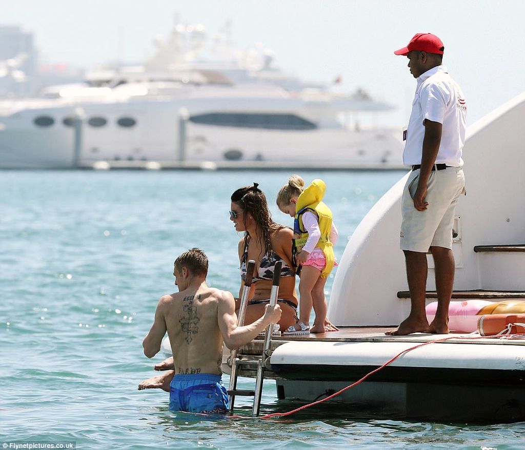 Αυτό είναι το κορμί της τέσσερις μήνες μετά τη γέννηση του γιου της