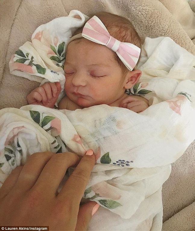 Γνωστός τραγουδιστικής έγινε ξανά μπαμπάς- Δείτε την πρώτη φωτογραφία της νεογέννητης κόρης του 