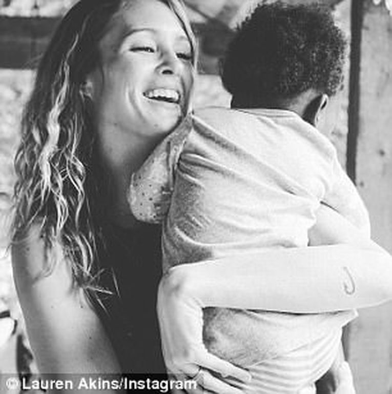 Γνωστός τραγουδιστικής έγινε ξανά μπαμπάς- Δείτε την πρώτη φωτογραφία της νεογέννητης κόρης του 