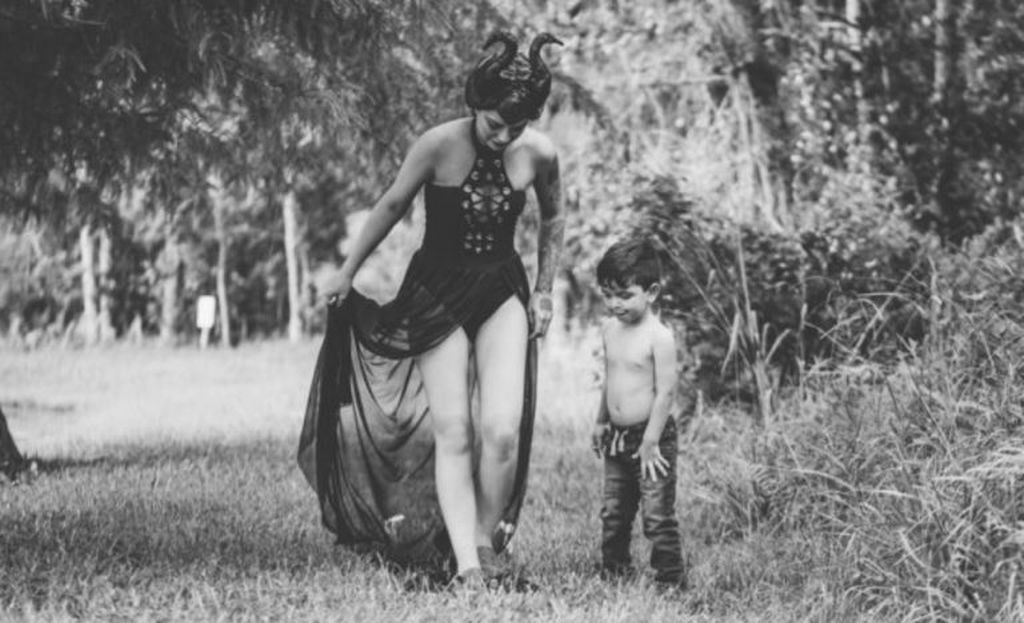 Φωτογραφήθηκε ως Maleficent θηλάζοντας το γιο της και οι φώτο της έγιναν viral (pics)