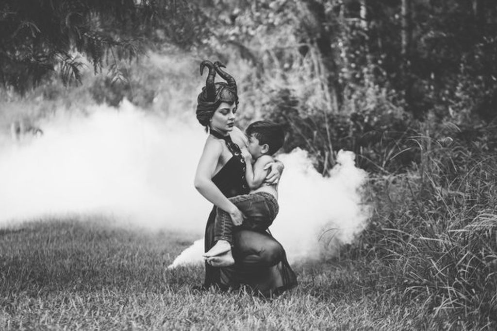 Φωτογραφήθηκε ως Maleficent θηλάζοντας το γιο της και οι φώτο της έγιναν viral (pics)