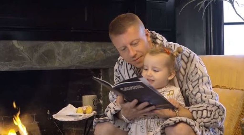 Η κούκλα κόρη του γνωστού τραγουδιστή: 15 φωτογραφίες που αποτυπώνουν την απίθανη σχέση τους