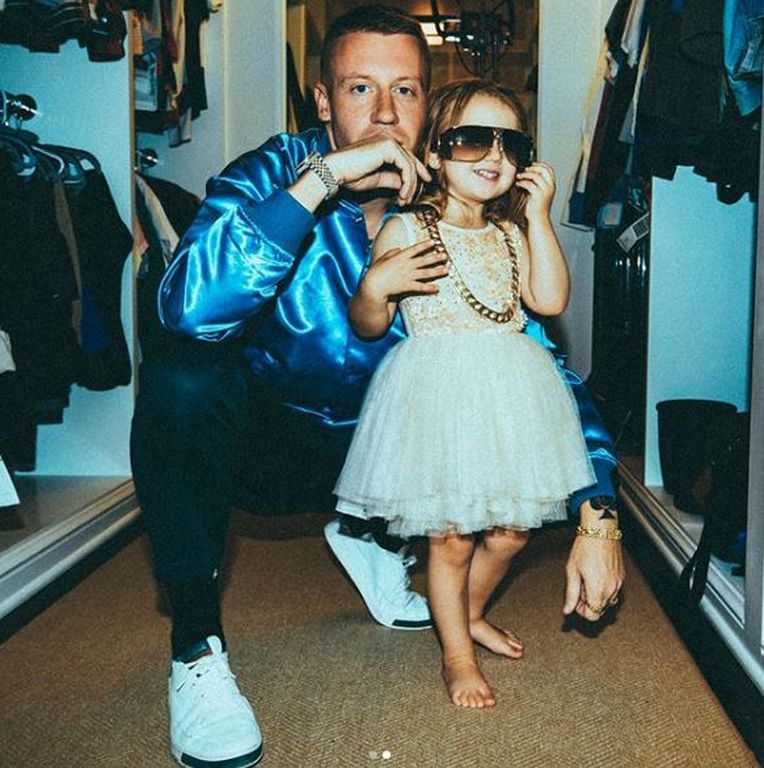Η κούκλα κόρη του γνωστού τραγουδιστή: 15 φωτογραφίες που αποτυπώνουν την απίθανη σχέση τους