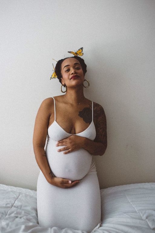 Μια 9χρονη φωτογραφίζει την έγκυο μαμά της και αποθεώνεται από τα social media  