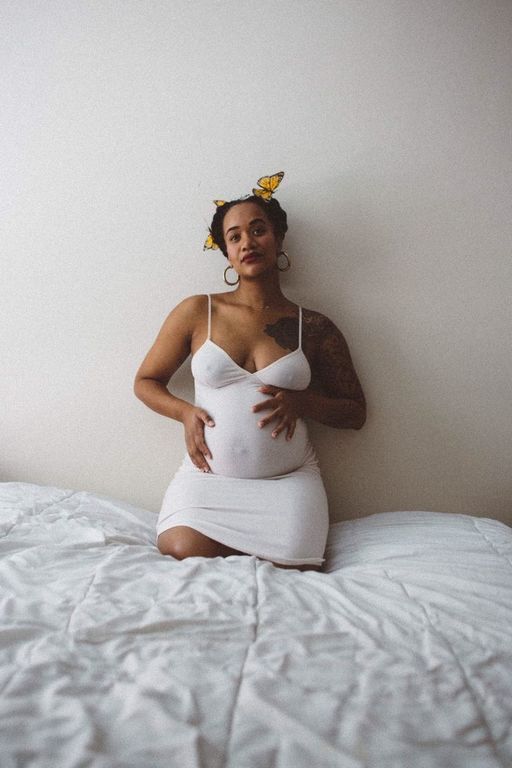 Μια 9χρονη φωτογραφίζει την έγκυο μαμά της και αποθεώνεται από τα social media  