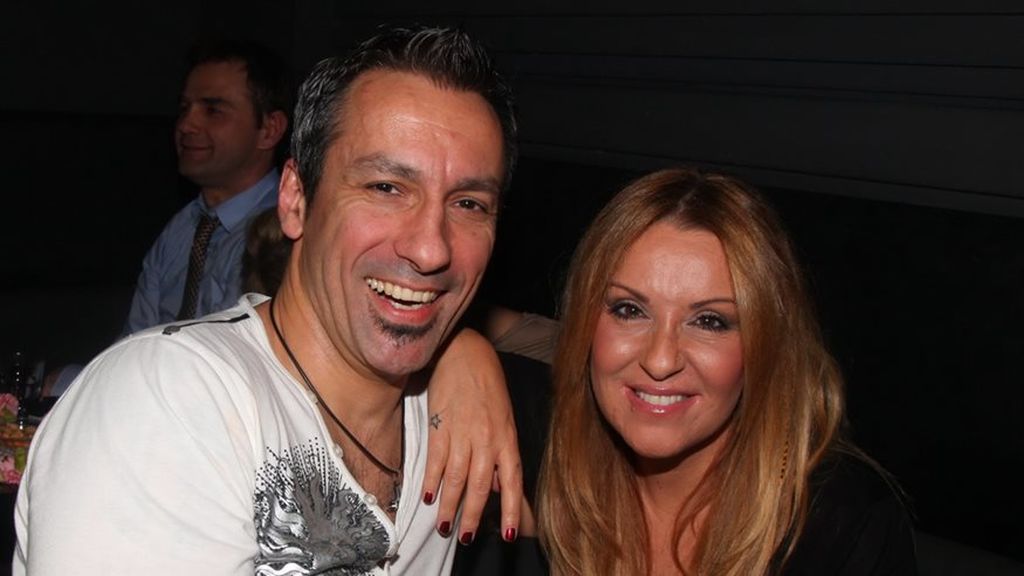 Ναταλία Γερμανού – Πέτρος Ίμβριος: Πιο παλιά, η παρουσιάστρια είχε παντρευτεί τον πρώην – εδώ και χρόνια – σύζυγό της, σε έναν μυστικό γάμο, με κουμπάρα την Άννα Βίσση.