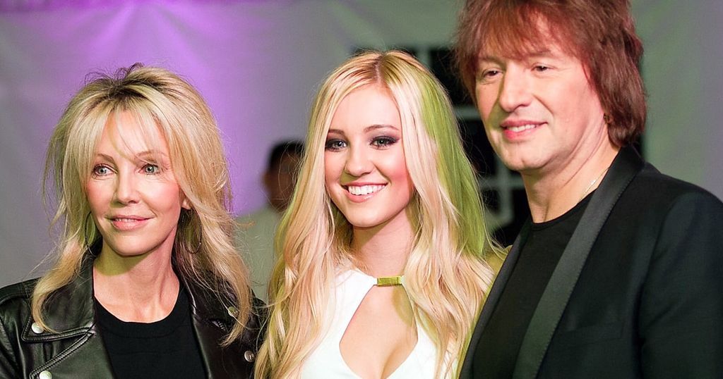 Ava Sambora: Κόρη της γοητευτικής ηθοποιού, Heather Locklear και του κιθαρίστα των Bon Jovi, η όμορφη Ava τραβά πάνω της τα φλας.