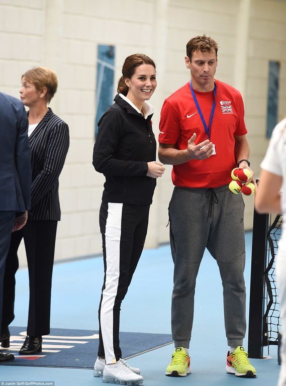 Kate Middleton: Με αθλητικά ρούχα για πρώτη φορά σε δημόσια εμφάνισή της (pics)