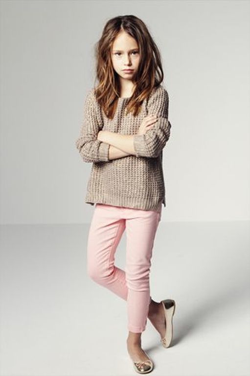 Πλεχτό ζεστό oversized πουλόβερ για τις κόρες σας είναι ό,τι πιο μοδάτο πρέπει να'χει η ντουλάπα της