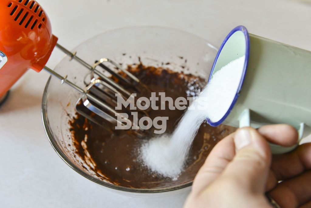 Συνταγή με 8 υλικά: Σοκολατένιο κέικ με βύσσινο από τον Γιώργο Γεράρδο