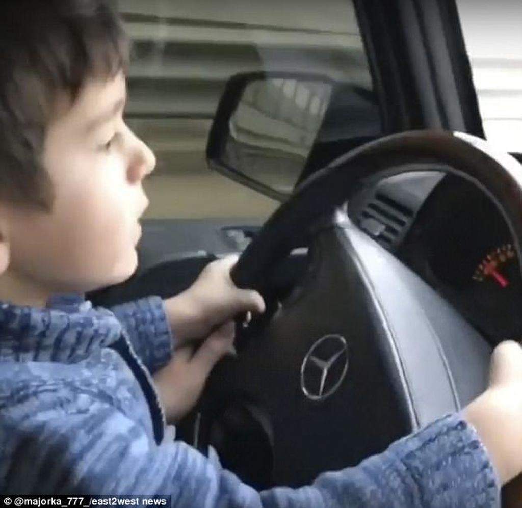 Τετράχρονος οδηγεί αυτοκίνητο με 100χλμ σκορπώντας τον τρόμο σε κεντρικό δρόμο της Μόσχας (vid)