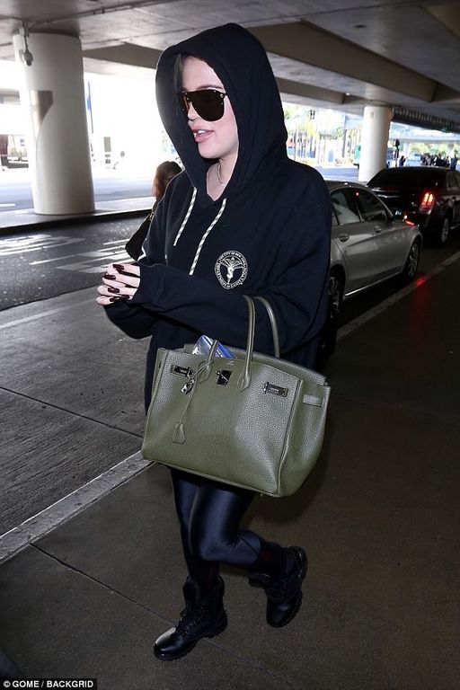 Δεν έχει επιβεβαιώσει την εγκυμοσύνη της και καλύπτει την κοιλιά της σε κάθε εμφάνιση