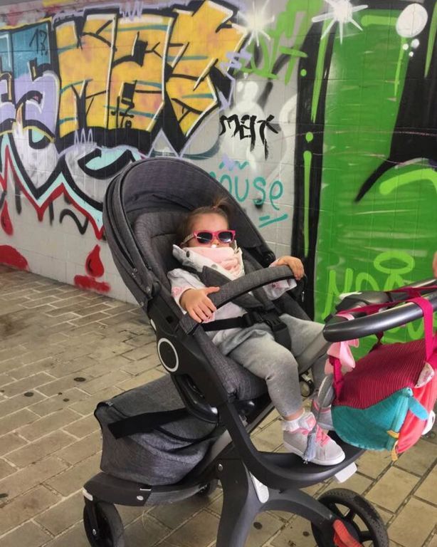 Η Σίσσυ Φειδά στόλισε το χριστουγεννιάτικο δέντρο - Δείτε την κόρη της να ποζάρει κάτω από αυτό