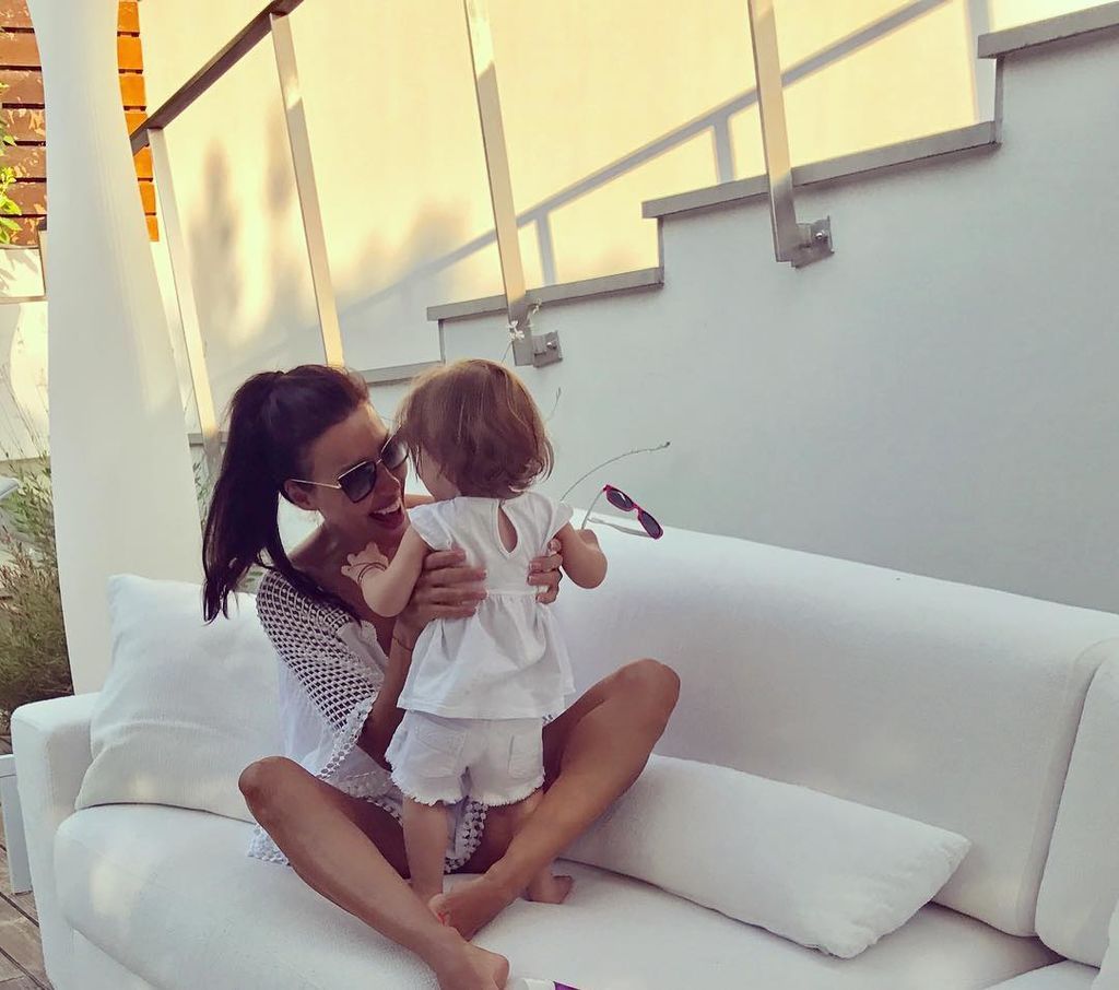 Η Σίσσυ Φειδά στόλισε το χριστουγεννιάτικο δέντρο - Δείτε την κόρη της να ποζάρει κάτω από αυτό