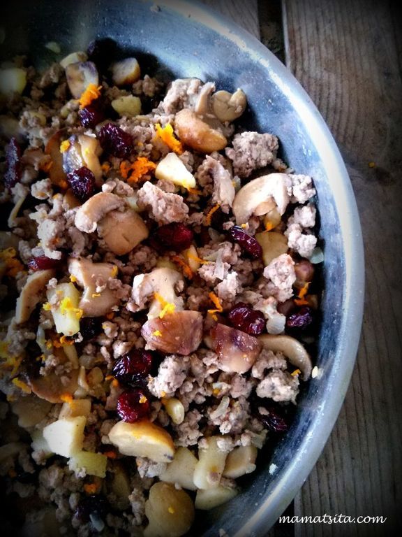 Χριστουγεννιάτικη γέμιση με μανιτάρια, κάστανα, κουκουνάρι και κιμά