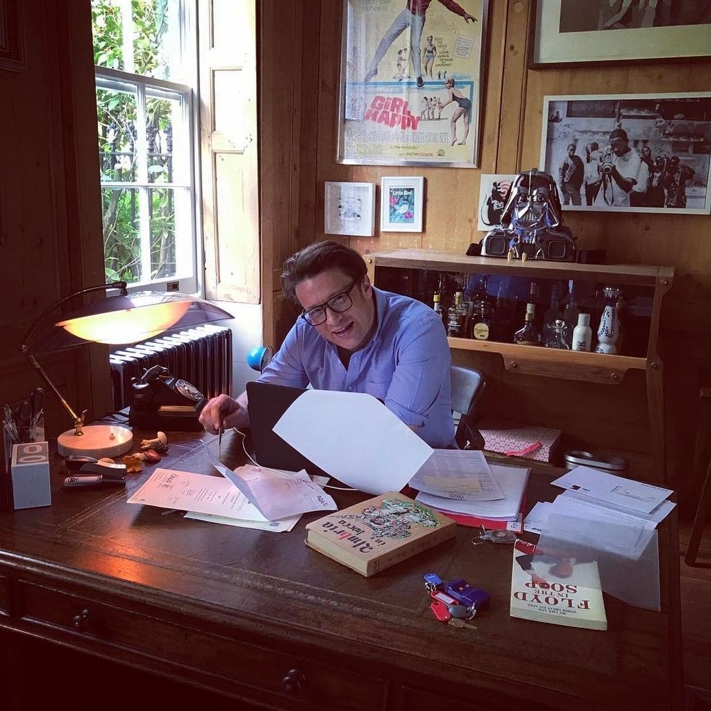 Το υπέροχο σπίτι του Jamie Oliver μοιάζει βγαλμένο από παραμύθι! (pics)