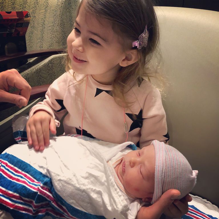 Είναι κορίτσι! Δημοσιογράφος έγινε μαμά για δεύτερη μαμά -  Δείτε την πρώτη φωτογραφία της κόρης της