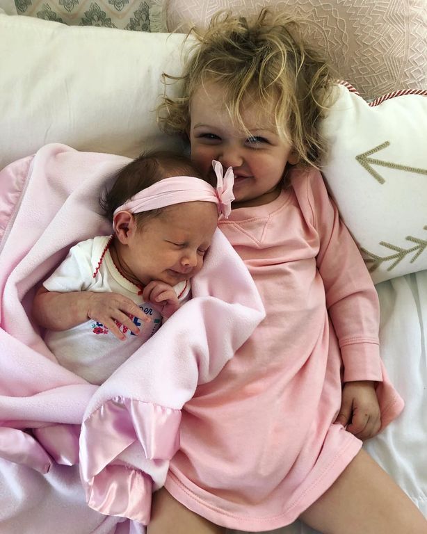 Η κόρη τους ήρθε δύο εβδομάδες νωρίτερα στη ζωή τους και γιορτάζουν την άφιξή της