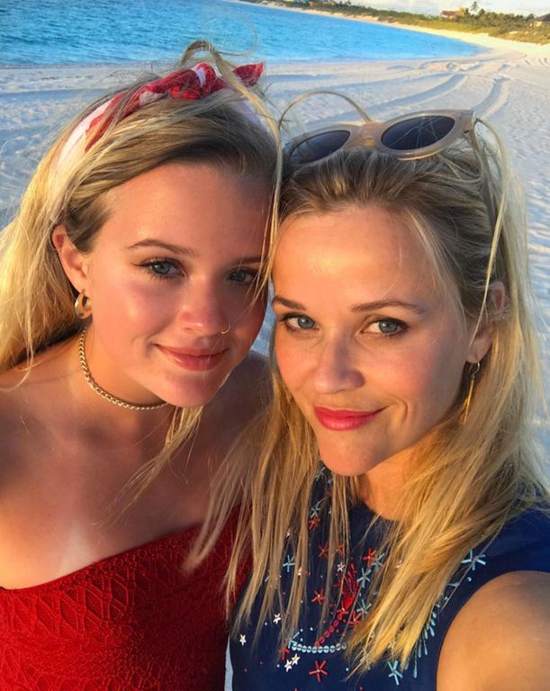 Reese Witherspoon: Έκανε ακόμη μία «δίδυμη» εμφάνιση με την κόρη της και δεν τις ξεχωρίζουμε (pics)