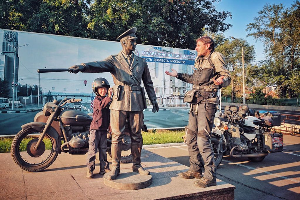 Ζευγάρι μαζί με τον 6χρονο του ταξίδεψε 26.000 χλμ με μια μοτοσυκλέτα καλάθι (pics)