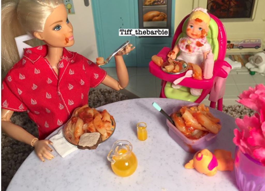 Η Barbie απέκτησε οικογένεια και λογαριασμό στο Instagram, που κάνει θραύση! (pics)