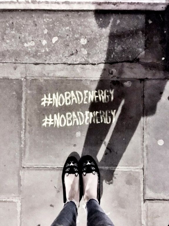 Η Meghan δίχνει στους διαδικτυακούς της φίλους τα νέα της παπούτσια Charlotte Olympia Kitty flats