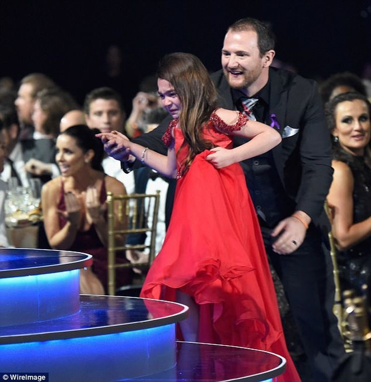 Διπλή συγκίνηση για την 9χρονη ηθοποιό: Κέρδισε βραβείο και συνάντησε το είδωλό της, Angelina Jolie