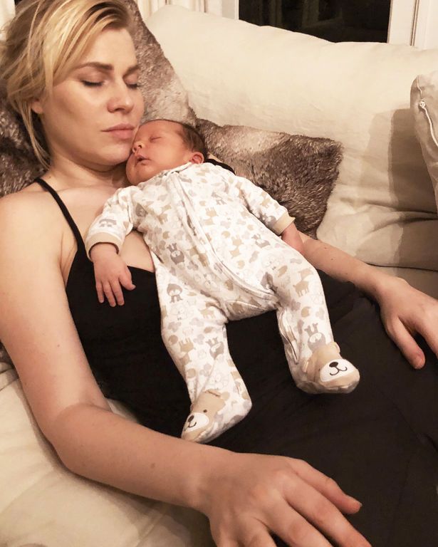 Διάσημη τραγουδίστρια χουζουρεύει αγκαλιά με τον νεογέννητο γιο της 