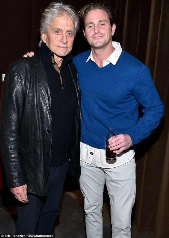 Michael Douglas: Συνάντησε για πρώτη φορά την εγγονή του και ιδού η φωτογραφία 