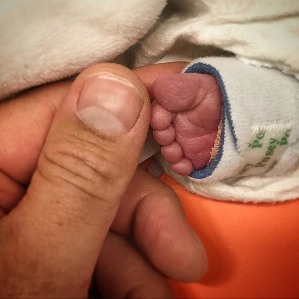 Ήρθε στον κόσμο ο γιος τους και με αυτή τη φωτογραφία ανακοίνωσαν τη γέννησή του