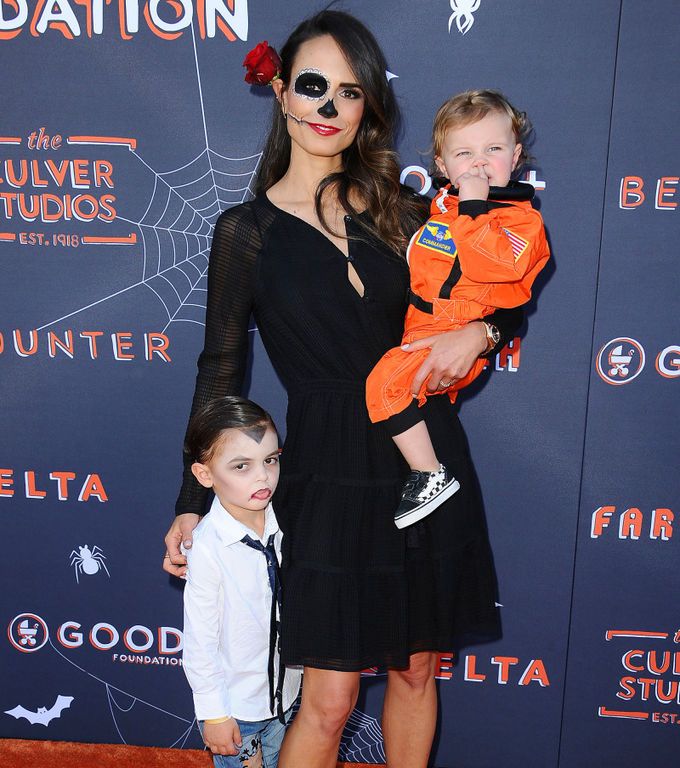 Jordana Brewster και Andrew Form - 

Το ζευγάρι έχει δυο γιους, τον Rowan και τον Julian. Και τα δυο παιδιά ήρθαν στον κόσμο μέσω παρένθετης μητέρας. Το 2016 η ηθοποιός μίλησε για την απόφασή της αυτή «Δεν είχα πραγματικά άλλη επιλογή, από τη στιγμή που