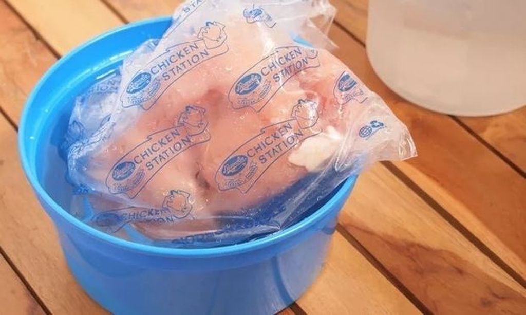 Προσοχή! Μην κάνετε αυτό το λάθος όταν ξεπαγώνετε το κοτόπουλο