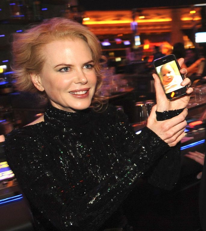 Nicole Kidman και  Keith Urban - 

Η διάσημη ηθοποιός ήρθε αντιμέτωπη με την υπογονιμότητα και μαζί με τον σύζυγό της καλωσόρισαν στον κόσμο τη δεύτερη κόρη τους, Faith Margaret, το 2010, μέσω παρένθετης μητέρας. «Ήταν η πιο αξιαγάπητη γυναίκα που το έκ