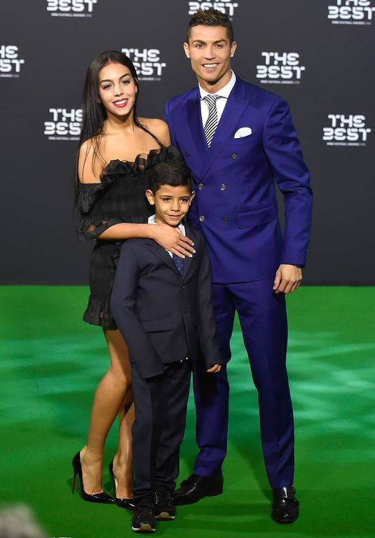 Cristiano Ronaldo - 

O γνωστός αθλητής εκτός από το Cristiano Jr. και την κόρη του που υποδέχτηκε από τη σύντροφό του Georgina Rodriguez, απέκτησε τα δίδυμα Eva Maria και Mateo, τον Ιούνιο 2017, μέσω παρένθετης μητέρας.